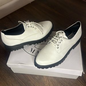 NWOT STEVE MADDEN DEWWARS IN WHITE LEAT Brand New w/ Box Size 6